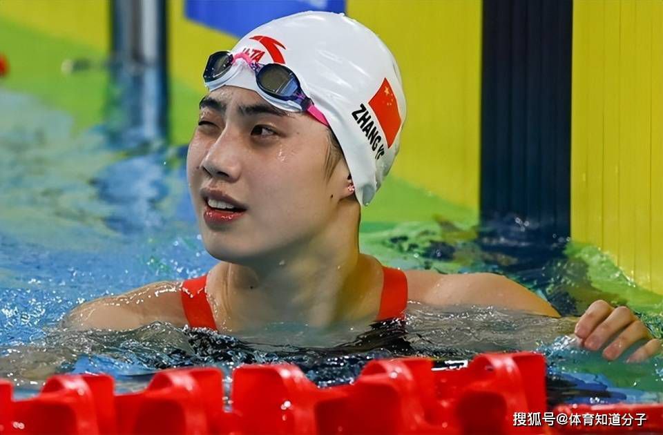 ……离开洪五的养狗场，叶辰坐着陈泽楷驾驶的劳斯莱斯。